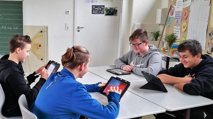 Mit Tablets macht der Unterricht den Burkardrother Schülern viel mehr Freude.