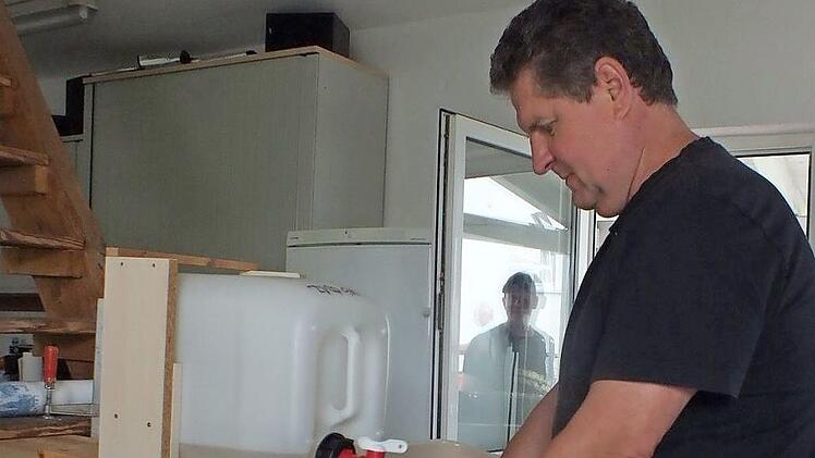 Reiner Wanjelik füllt den Sud aus dem Kanister ein.