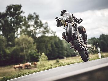 Durch die Luft geschleudert: Motorradfahrer nach Unfall in Mittelfranken schwer verletzt