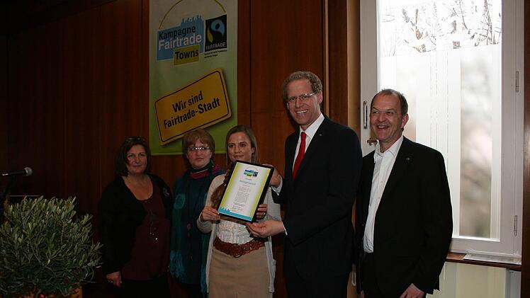 Im März 2013 (von links): Rita Dankers, zweite Sprecherin der Steuerungsgruppe, Uschi Schmidt, erste Sprecherin der Steuerungsgruppe, Maren Richter, Fair Trade, German Hacker, Bürgermeister, und Thomas Mölkner, Betriebsratsvorsitzender Schaeffler Gruppe, freuen sich über die Auszeichnung als Fair-Trade-Stadt. Foto: Andreas Brandl (Archiv)