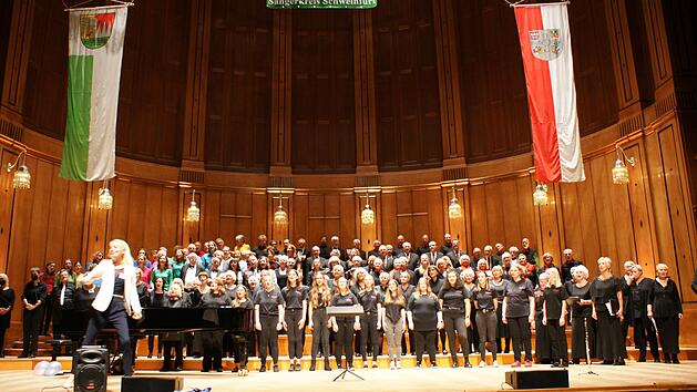 Alle Ch&ouml;re beim Abschlusskanon, vorne links Moderatorin Ilona Seufert