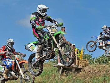 Am Pfennigstein-Gelände verlieren die Motocross-Fahrer schnell die Bodenhaftung. Fotos: Picturedreams (8) / Mona Lisa Eigenfeld (4)