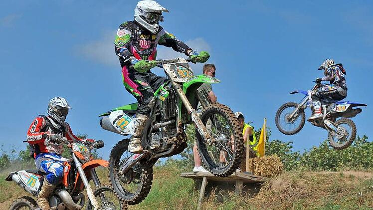 Am Pfennigstein-Gelände verlieren die Motocross-Fahrer schnell die Bodenhaftung. Fotos: Picturedreams (8) / Mona Lisa Eigenfeld (4)