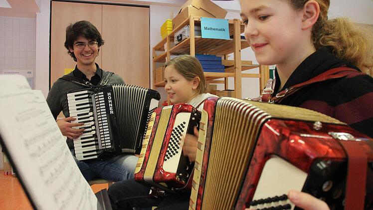 Akkordeon-Lehrer Alexander Schlegel übt an der Musikschule Ebermannstadt mit Pauline und Helena (von links). Fotos: Josef Hofbauer