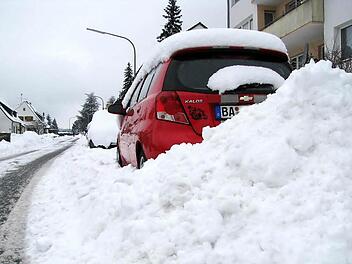 Als ob's ein Bild aus dem Bergland wäre: Schneemassen in der Ebracher Wifostraße Fotos:Walter Hanslok/Ronald Rinklef