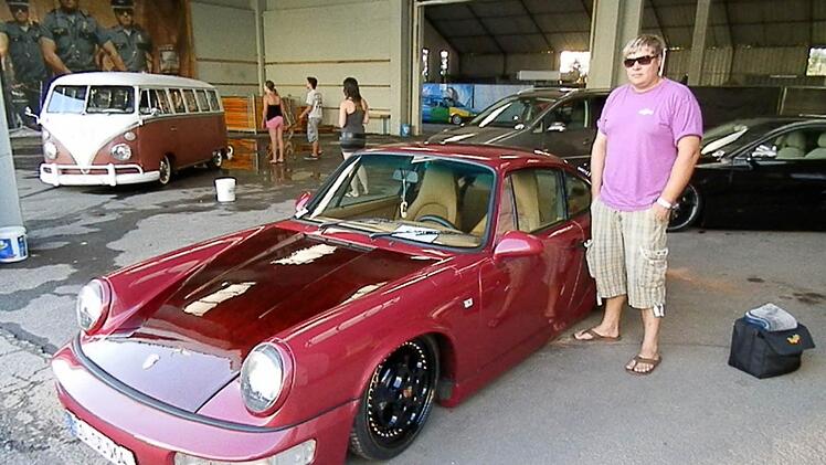 Christian Geyer und sein Porsche 911 aus dem Jahr 1990 glänzte frisch poliert auf dem Parkplatz.