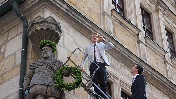 Prost - drei Bier auf ex in luftiger Höhe.
