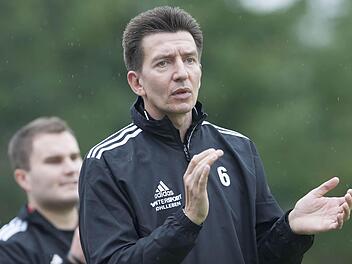Nur eine kurze Saisonpause kann der Redwitzer Trainer Uwe Kalb seinem Team gönnen, ehe es in der neuen Saison als Bezirksliga-Meister in der Landesliga Nordost antreten darf. Foto: Uwe Gick