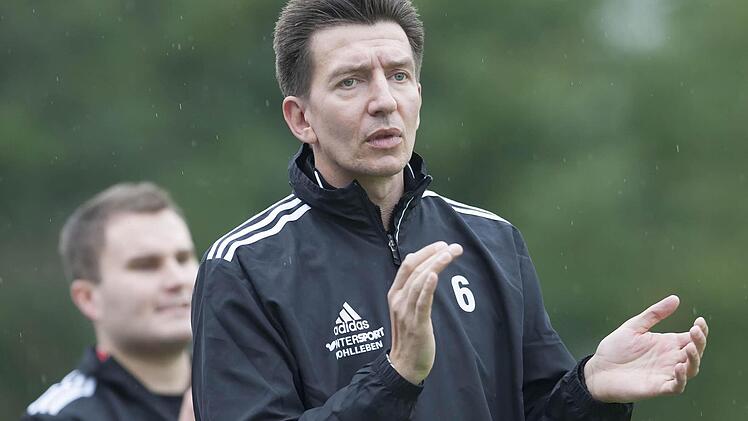 Nur eine kurze Saisonpause kann der Redwitzer Trainer Uwe Kalb seinem Team gönnen, ehe es in der neuen Saison als Bezirksliga-Meister in der Landesliga Nordost antreten darf. Foto: Uwe Gick