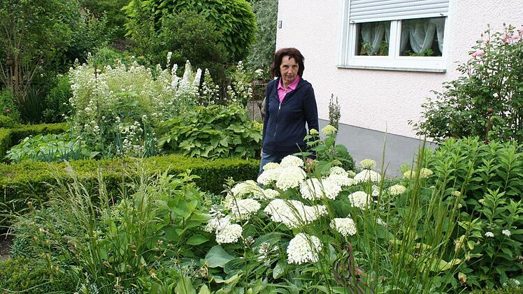Christine Grau verzichtet in ihrem Garten weitgehend auf bunte Farben.