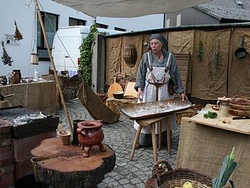 Annemarie Leuschner zeigte beim Burkardrother Frühjahrsmarkt, wie in einer mittelalterlichen Küche gearbeitet wurde.  Fotos: Gabriele Sell