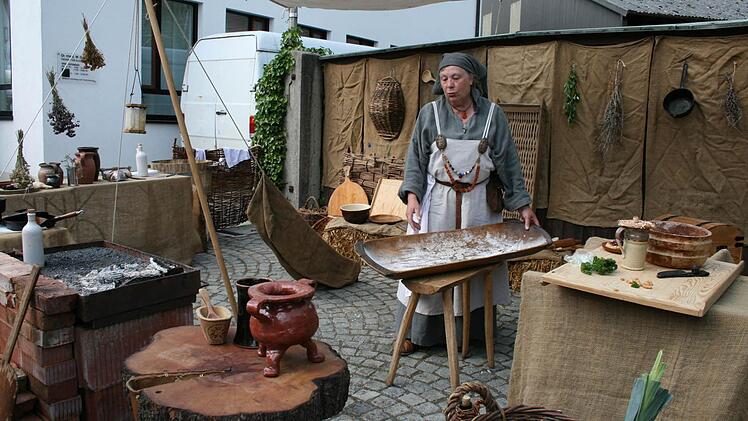 Annemarie Leuschner zeigte beim Burkardrother Frühjahrsmarkt, wie in einer mittelalterlichen Küche gearbeitet wurde.  Fotos: Gabriele Sell