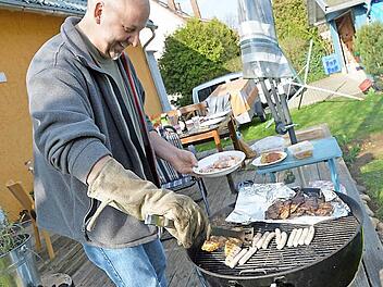 So - oder so ähnlich - sieht es aus, wenn die Franken einer ihrer Lieblingsbeschäftigungen im Sommer nachgehen, dem Grillen.  Fotos: Ronald Rinklef