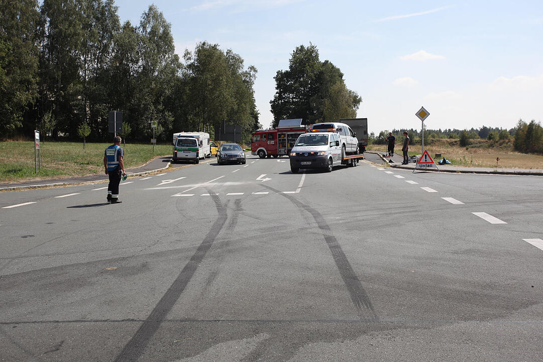 Lkw kracht in abbiegenden Familienwagen - Vier Verletzte