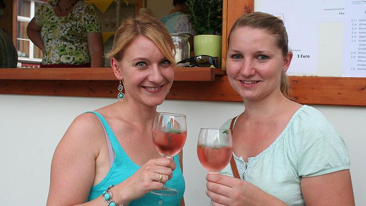 Sarai (l.) aus >Höchstadt und Sonja aus Berlin: "Das Altstadtfest hat sehr viel Flair und Charme, deshalb gehen wir hin", sagt Sarai. Ihre Freundin Sonja, eigentlich Erlangerin, ist eigens zum Fest aus Berlin angereist.  Foto: Evi Seeger