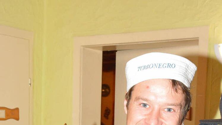 Auch ein Hahnenschlag fand statt. Konstantin Vey sicherte sich den Siegerpokal. Foto: Schmidt
