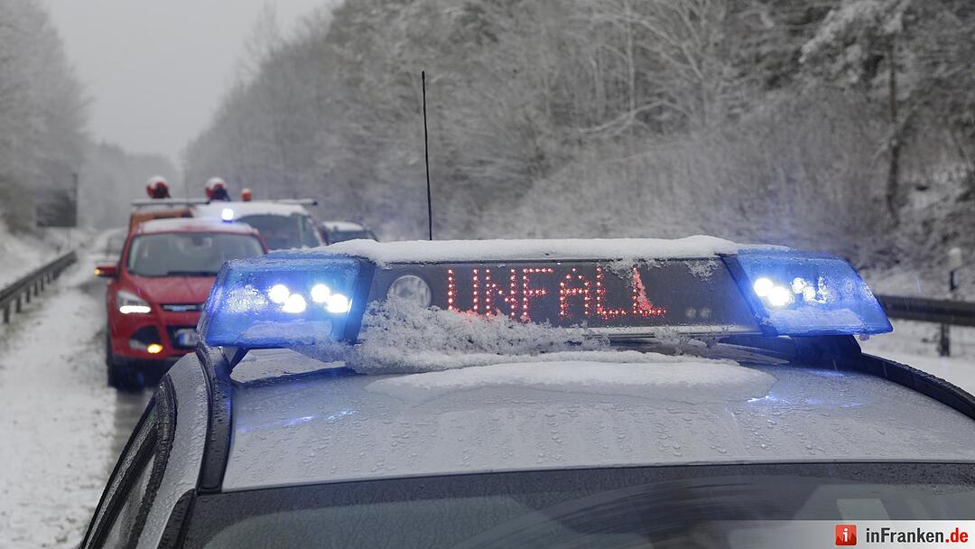 Starker Schneefall: Fünf Schwerverletzte nach Überholvorgang