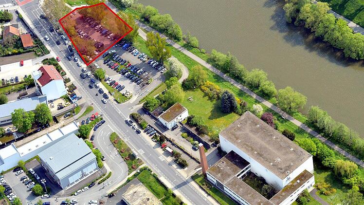 Die rote Fläche markiert jenen Teil des Parkplatzes und der angrenzenden Grünfläche, auf dem der "Strand" aufgebaut werden soll.  Foto: Ronald Rinklef