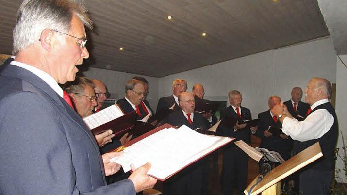 Die Eisenbahnsinggruppe Frohsinn Pressig beim Singen in den Mai in Welitsch Foto: K.- H. Hofmann