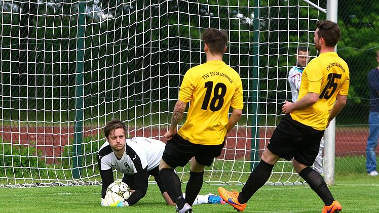 Der Neudrossenfelder Torwart Tobias Obwandner hat den Ball. Foto: Monika Limmer