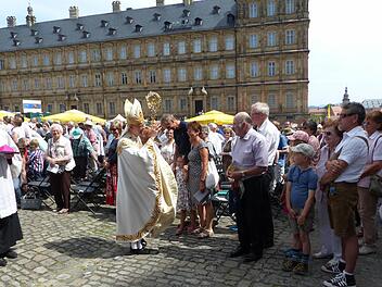 Erzbischof Ludwig Schick beim "Bad in der Menge" auf dem Domplatz  Foto: Marion Krüger-Hundrup