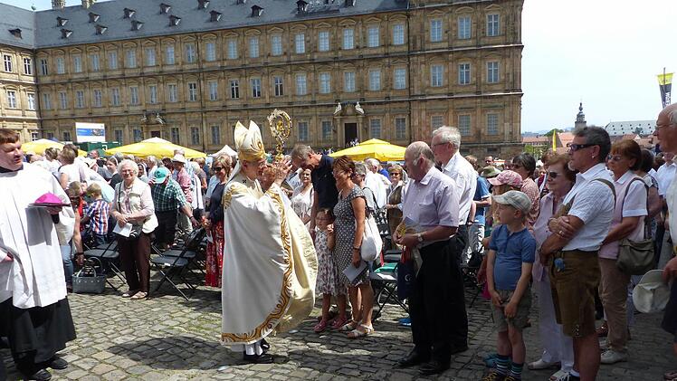 Erzbischof Ludwig Schick beim "Bad in der Menge" auf dem Domplatz  Foto: Marion Krüger-Hundrup