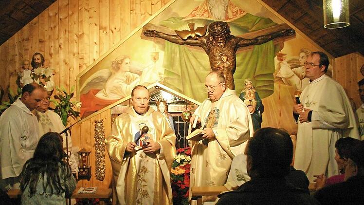 Festgottesdienst in der Erscheinungsstätte. Hier soll die Muttergottes täglich Kindern erschienen sein.  Foto: Josef Hofbauer