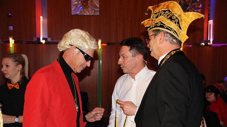 Michael Stoschek (rotes Sakko!) mit Narrhalla-Präsident Thomas Eck (Mitte) und Pit Kammerscheid.Foto: Oliver Schmidt