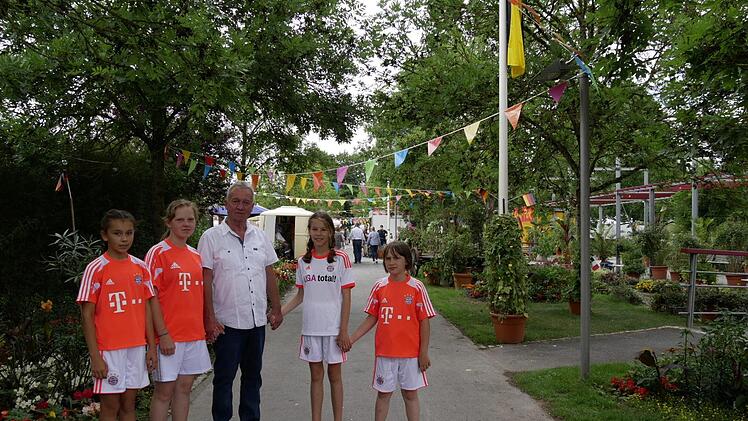 Dieter Wolf, Vorsitzender der Tschernobyl-Kinderhilfe, machte mit den Ferienkindern einen Ausflug zum "Swing im Park". Auf die Kinder wartete beim Tauziehen ein heißer Wettkampf. Foto: Manja von Nida