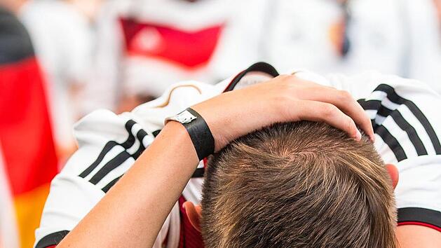 Die Trauer nach dem WM-K.o. war bei den deutschen Fans nur kurz. Die Unnahbarkeit der Mannschaft hinterlie&szlig; deutliche Spuren. Der DFB muss das schleunigst &auml;ndern. Foto: Andreas Arnold/dpa