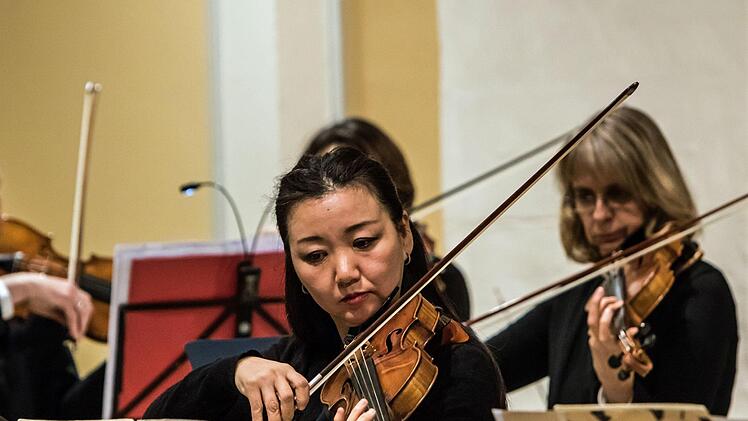 Impressionen vom Weihnachtskonzert mit dem Collegium Musicum Coburg in der Morizkirche: Megumi Ikeda (Violine)Foto: Jochen Berger