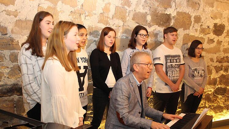 Ein musikalisches Ensemble der Schule, die den Namen des Forschers trägt, mit Rektor Michael Ulbrich