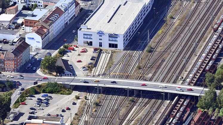 Die Pfisterbrücke fällt  dem Bahnausbau zum Opfer und wird neu gebaut. Die Stadt stellt Forderungen an die Breite der Brücke und könnte sich eine Unterführung in der Schwarzenbergstraße (links) vorstellen. Foto: Ronald Rinklef/Archiv