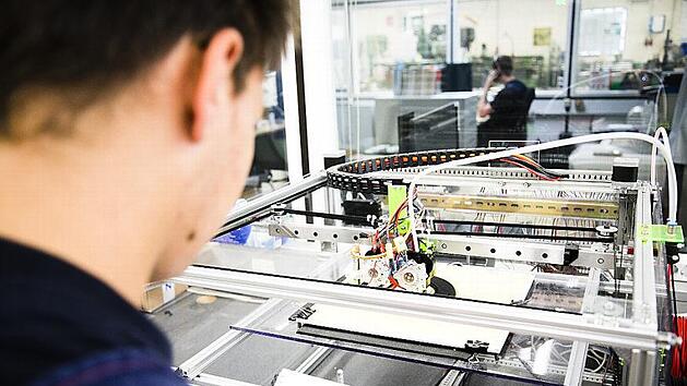 Azubis in der Lebensmittelindustrie sind längst am 3D-Drucker aktiv. Foto: Nahrung-Genuss-Gaststätten