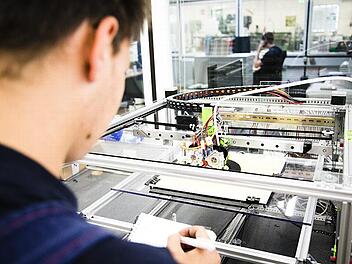 Azubis in der Lebensmittelindustrie sind längst am 3D-Drucker aktiv. Foto: Nahrung-Genuss-Gaststätten