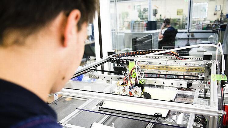 Azubis in der Lebensmittelindustrie sind längst am 3D-Drucker aktiv. Foto: Nahrung-Genuss-Gaststätten
