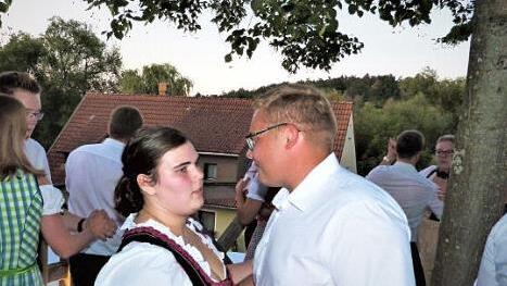 Zu Polka und Walzer wurde auf der Tanzlinde kräftig getanzt.