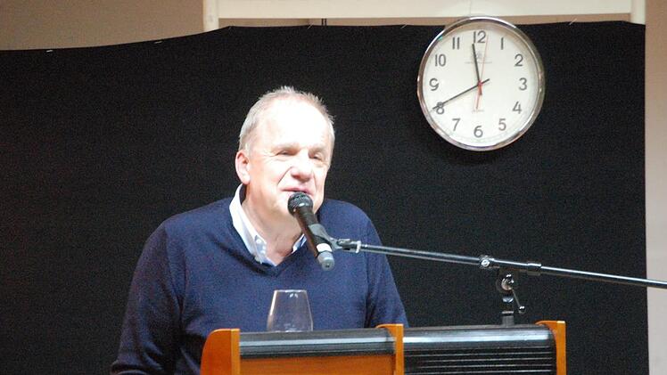 Hubertus Meyer-Burckhardt las in der Stadtbücherei. Dabei stand die Uhr im Hintergrund still.  Foto: Wolfgang Dünnebier