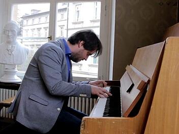 Coburgs neuer Generalmusikdirektor Daniel Carter eröffnet die Wiederaufnahme der digitalen Reihe "Klassik am Sonntag". Am 14. Februar ist er ab 18 Uhr auf dem YouTube-Kanal des Landestheaters zu erleben.Foto: Screenshot/Landestheater Coburg