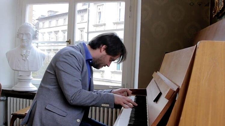Coburgs neuer Generalmusikdirektor Daniel Carter eröffnet die Wiederaufnahme der digitalen Reihe "Klassik am Sonntag". Am 14. Februar ist er ab 18 Uhr auf dem YouTube-Kanal des Landestheaters zu erleben.Foto: Screenshot/Landestheater Coburg