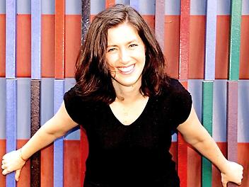 Kabarettistin Claudia Pichler macht sich ihren ganz eigenen humorvollen bis bissigen Reim auf das bayerische Universum – „Eine Frau sieht weißblau“.