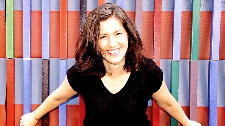 Kabarettistin Claudia Pichler macht sich ihren ganz eigenen humorvollen bis bissigen Reim auf das bayerische Universum – „Eine Frau sieht weißblau“.