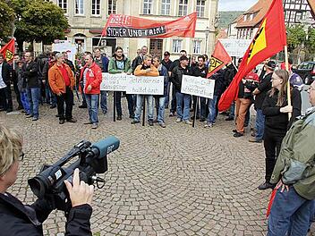 Mit Fahnen und Transparenten bekundeten Beschäftigte aus vielen Betrieben der Region ihre Solidarität. Fotos: Ralf Kestel