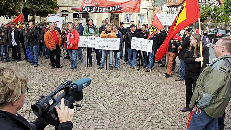 Mit Fahnen und Transparenten bekundeten Beschäftigte aus vielen Betrieben der Region ihre Solidarität. Fotos: Ralf Kestel