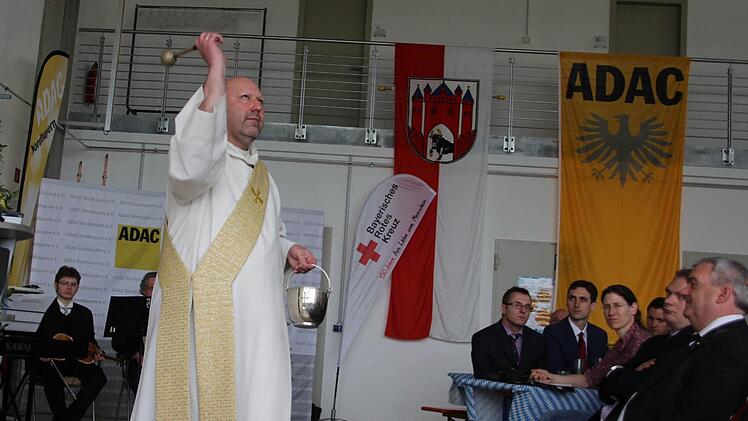 Diakon Norbert Hildenbrand spart nicht mit Weihwasser. Hildenbrand