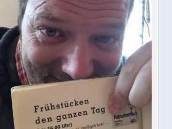 Wat denn, wat denn? Barth beim Frühstück um halb drei im Hofcafé.  Screenshot: FB-Seite Mario Barth