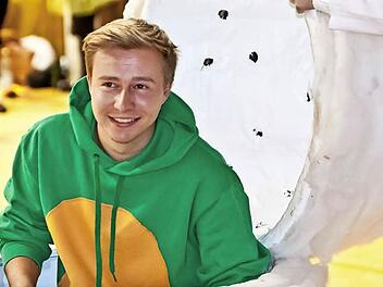 Als Jung-Drache Tabaluga schlüpft Felix Gögel aus dem Riesen-Ei. Fotos: Jochen Berger