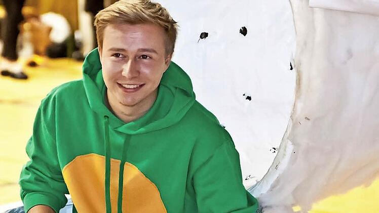 Als Jung-Drache Tabaluga schlüpft Felix Gögel aus dem Riesen-Ei. Fotos: Jochen Berger