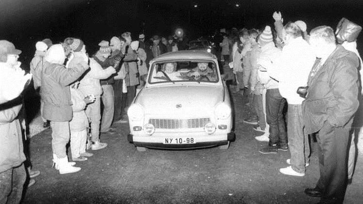 Die Trabis fuhren am 18. November 1989 um 6 Uhr durch ein Spalier von jubelnden Menschen. Foto: Friedwald Schedel