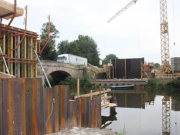 Über die alte Sandsteinbrücke läuft noch der Verkehr (im Hintergrund). Die neue Brücke führt nur wenige Meter weiter westlich über den Roten Main. Foto: Alexander Hartmann